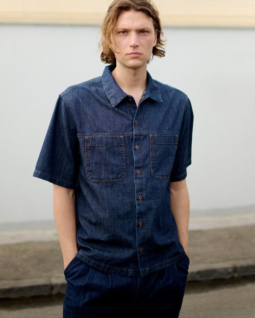 Modèle homme en look total denim chemisette en jean - Atelier Tuffery