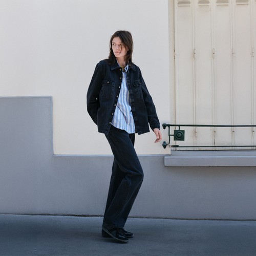 Une femme avec un jean noir et chemise rayée - Atelier Tuffery