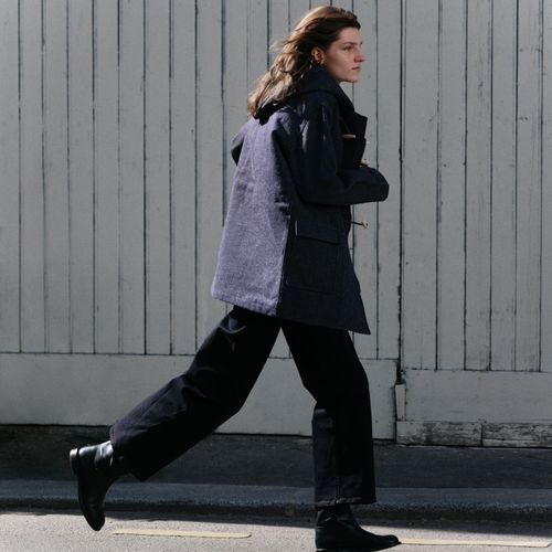 Une femme en mouvement qui court avec un jean et un manteau - Atelier Tuffery