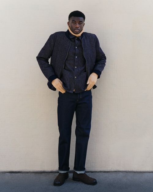 Un homme avec un bombers en laine, gant en laine et jean en laine. - Atelier Tuffery