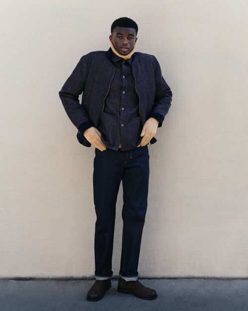 Un homme avec un bombers en laine, gant en laine et jean en laine. - Atelier Tuffery