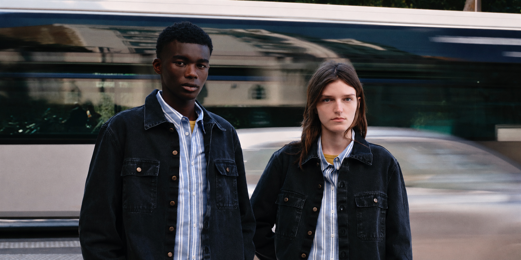 Deux mannequins portent des vestes en denim et des chemises rayées de la collection automne-hiver 2026–2027 Atelier TUFFERY. | Atelier TUFFERY