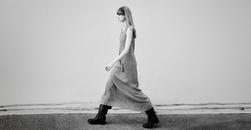 Modèle femme en mouvement avec la robe en lin Suzanne - Atelier Tuffery