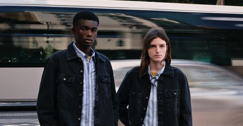 Deux mannequins debout avec une veste noir et chemise Aubrac rayée à Paris - Atelier Tuffery