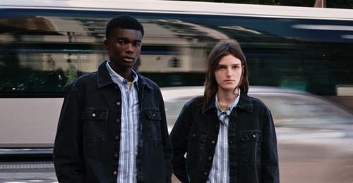 Deux mannequins debout avec une veste noir et chemise Aubrac rayée à Paris - Atelier Tuffery