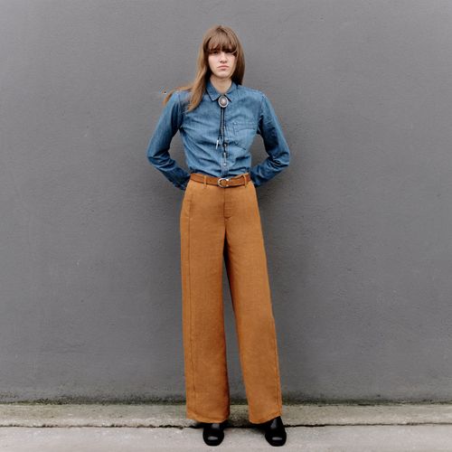 Femme portant une chemise en denim et un pantalon rouille Atelier TUFFERY collection été 2026 - Atelier Tuffery