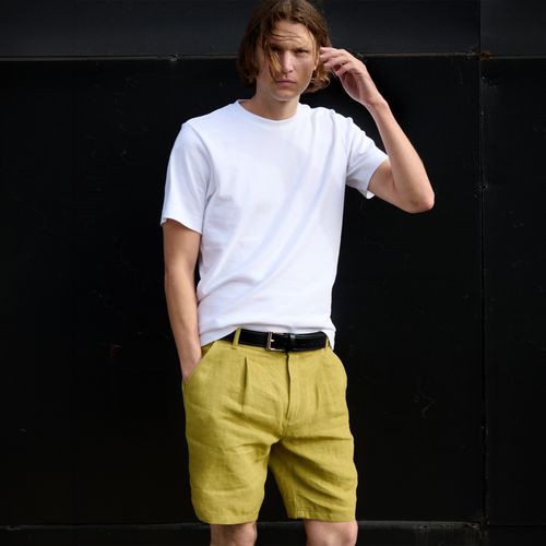 Homme portant un t-shirt blanc et un short vert olive Atelier TUFFERY collection été 2026 - Atelier Tuffery