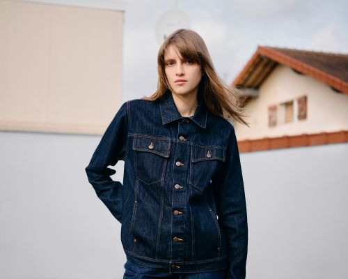 Modèle femme qui pose avec la veste Tuff's en jean brut - Atelier Tuffery