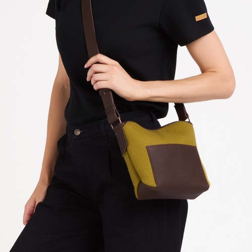 Une personne portant un sac bandoulière laine olive et cuir Atelier TUFFERY - Atelier Tuffery