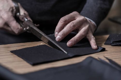 Ciseaux qui découpent de la toile - Atelier Tuffery