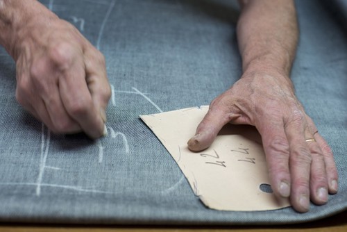 Main dessinant sur la toile - Atelier Tuffery