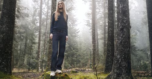 Silhouette femme Atelier Tuffery en jean et pull, photographiée en forêt dans une ambiance brumeuse - Atelier Tuffery