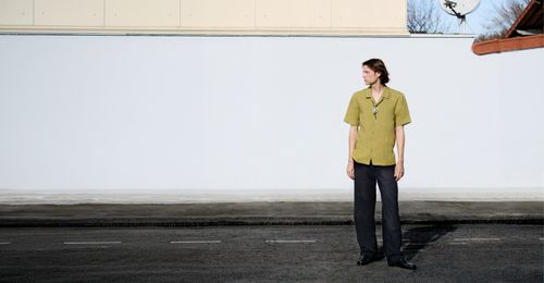 Homme portant une chemise verte et un jean brut Atelier TUFFERY collection été 2026 - Atelier Tuffery
