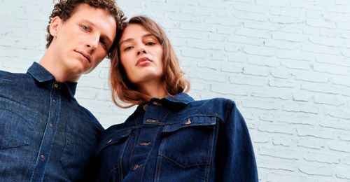 Couple portant chemises en denim brut Atelier Tuffery, collection automne-hiver 2025-2026 - Atelier Tuffery