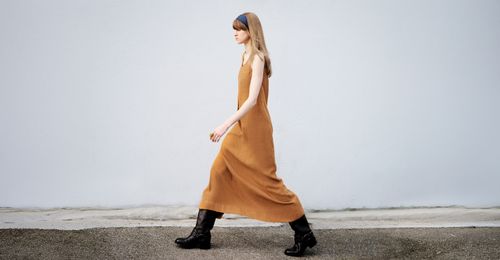 Femme portant une robe longue ocre Atelier TUFFERY collection été 2026 - Atelier Tuffery