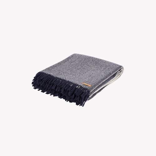 Plaid en laine naturelle de Lozère, motif Sergé bleu et écru Atelier Tuffery avec étiquette cuir. - Atelier Tuffery
