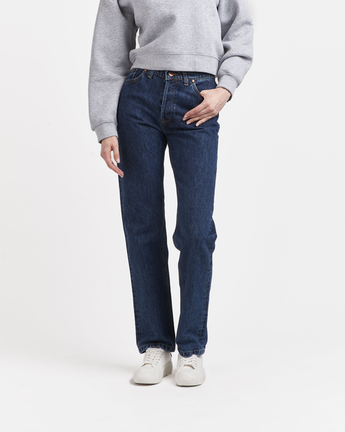 Une femme qui porte un Jean droit taille haute Stonewashed - Atelier Tuffery