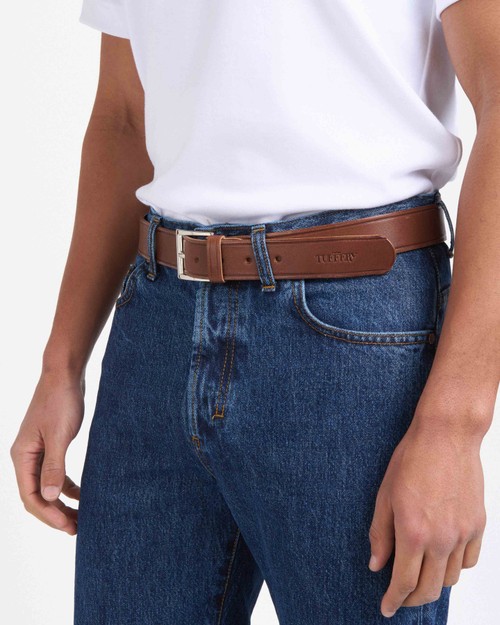 Une personne portant une ceinture marron Atelier TUFFERY - Atelier Tuffery