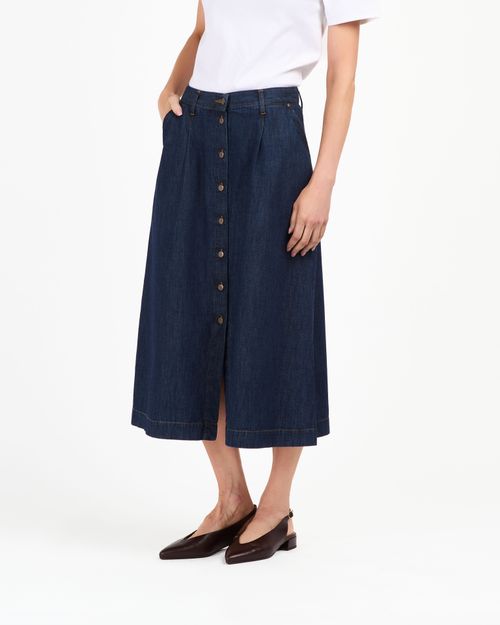 Une personne portant une jupe en jean Atelier TUFFERY - Atelier Tuffery