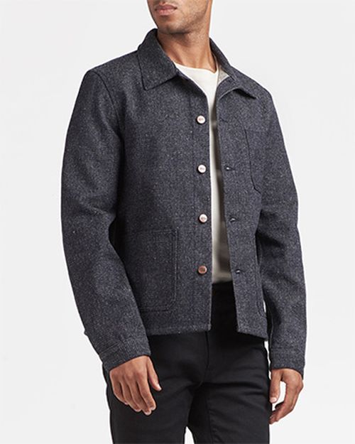 Une personne portant une veste gris Atelier TUFFERY - Atelier Tuffery