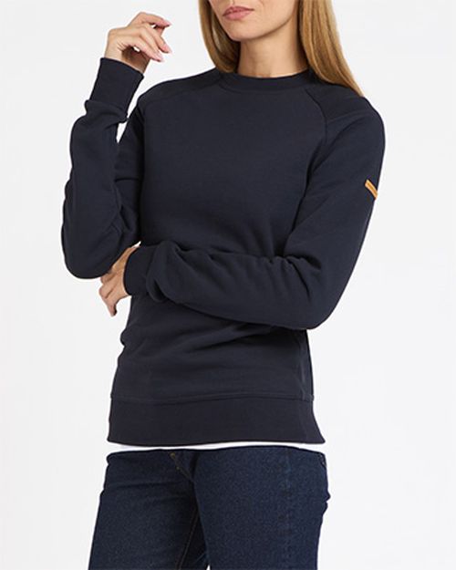 Une personne portant un pull bleu Atelier TUFFERY - Atelier Tuffery