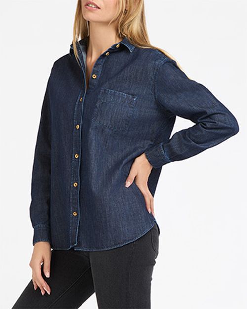 Une personne portant une chemise bleu Atelier TUFFERY - Atelier Tuffery