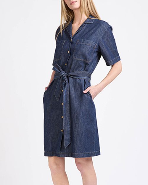 Une personne portant une robe jean bleu Atelier TUFFERY - Atelier Tuffery