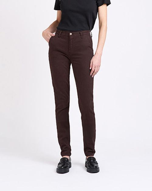 Une personne portant un pantalon marron Atelier TUFFERY - Atelier Tuffery