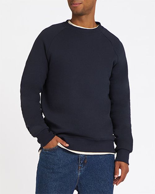 Une personne portant un pull bleu Atelier TUFFERY - Atelier Tuffery