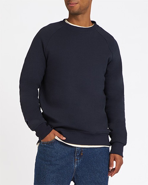 Une personne portant un pull bleu Atelier TUFFERY - Atelier Tuffery