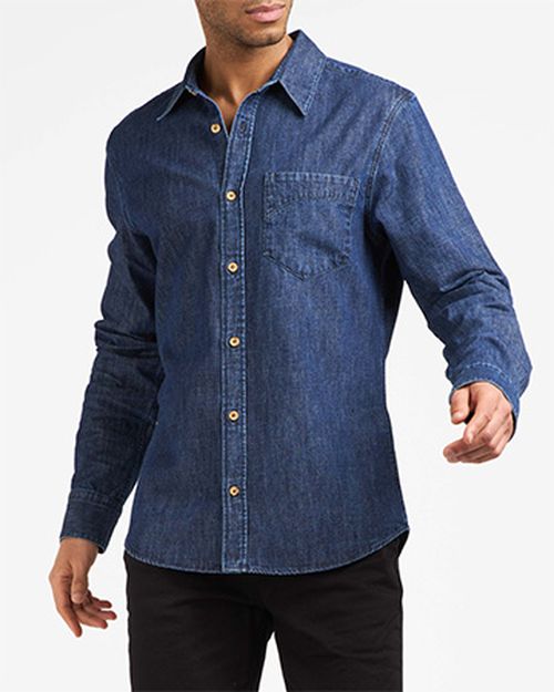 Une personne portant une chemise bleu Atelier TUFFERY - Atelier Tuffery