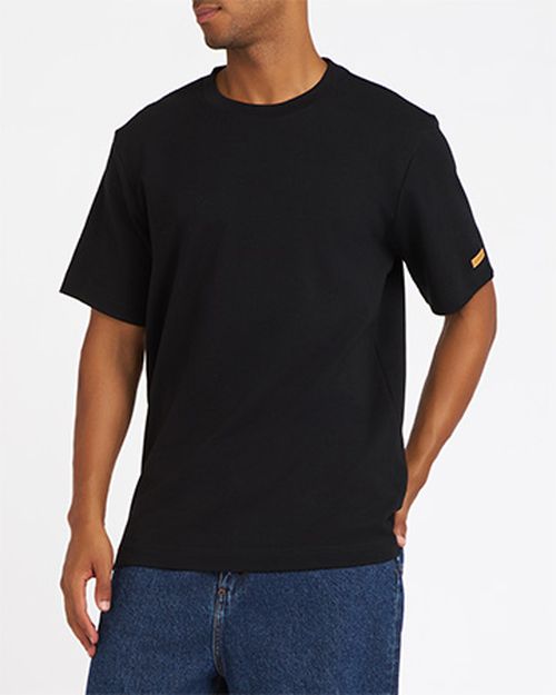 Une personne portant un tee-shirt noir Atelier TUFFERY - Atelier Tuffery