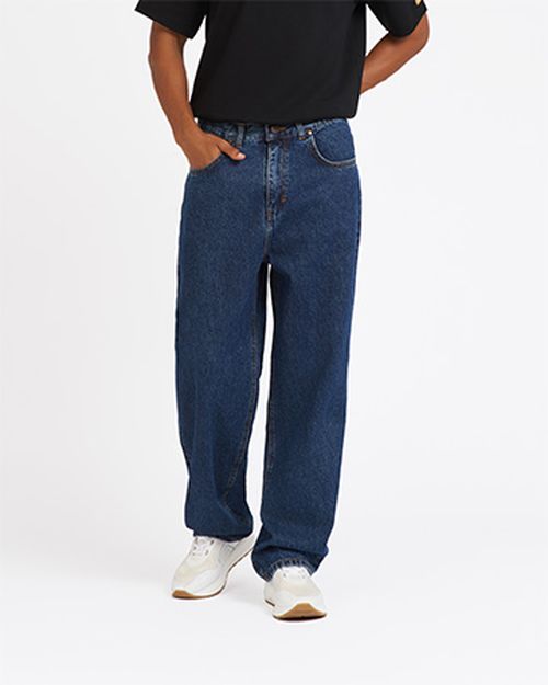 Personne portant un jean bleu ample Atelier TUFFERY - Atelier Tuffery