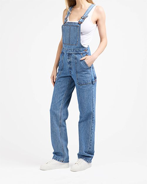 Une personne portant une salopette bleu Atelier TUFFERY - Atelier Tuffery