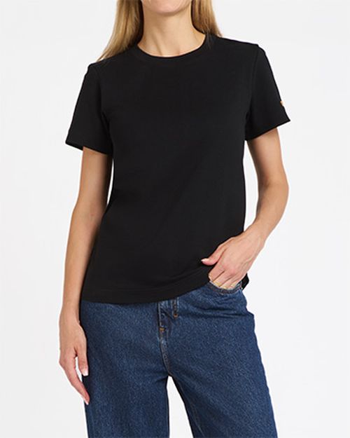 Une personne portant un tee-shirt noir Atelier TUFFERY - Atelier Tuffery