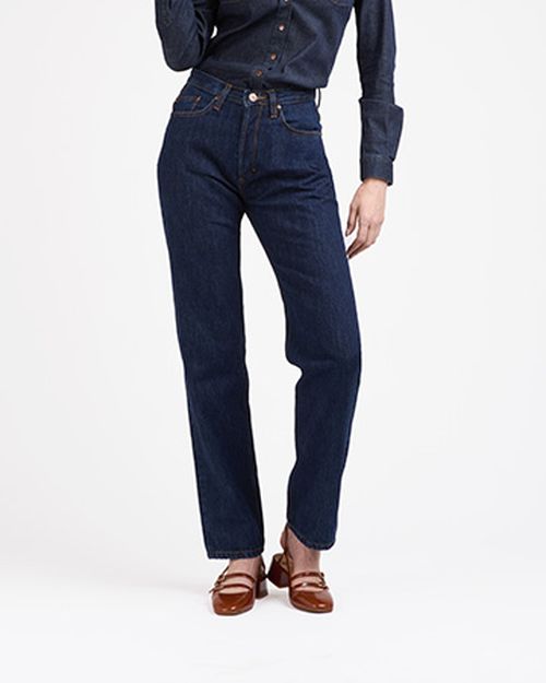 Une personne portant un jean bleu Atelier TUFFERY - Atelier Tuffery