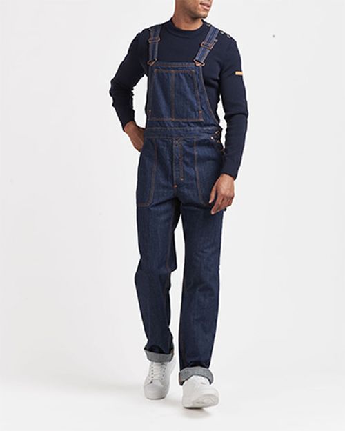 Une personne portant une salopette bleu Atelier TUFFERY - Atelier Tuffery