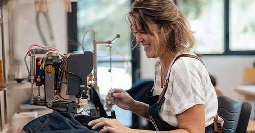Couturière à la machine - Atelier Tuffery