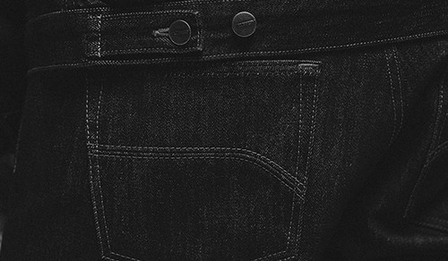 Détail du dos d'un jean Atelier Tuffery montrant la poche arrière - Atelier TUFFERY