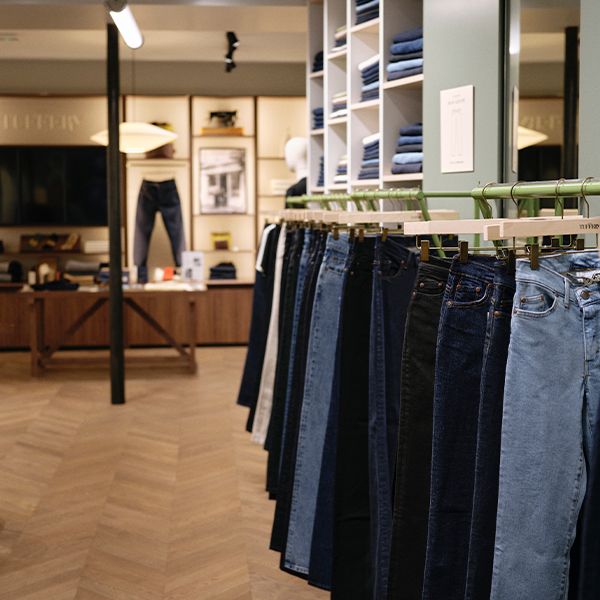 Sélection de jeans suspendus en boutique Atelier TUFFERY. | Atelier Tuffery