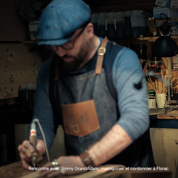 Jimmy GrandAdam dans son atelier de maroquinerie et cordonnerie à Florac en Lozère | Atelier Tuffery
