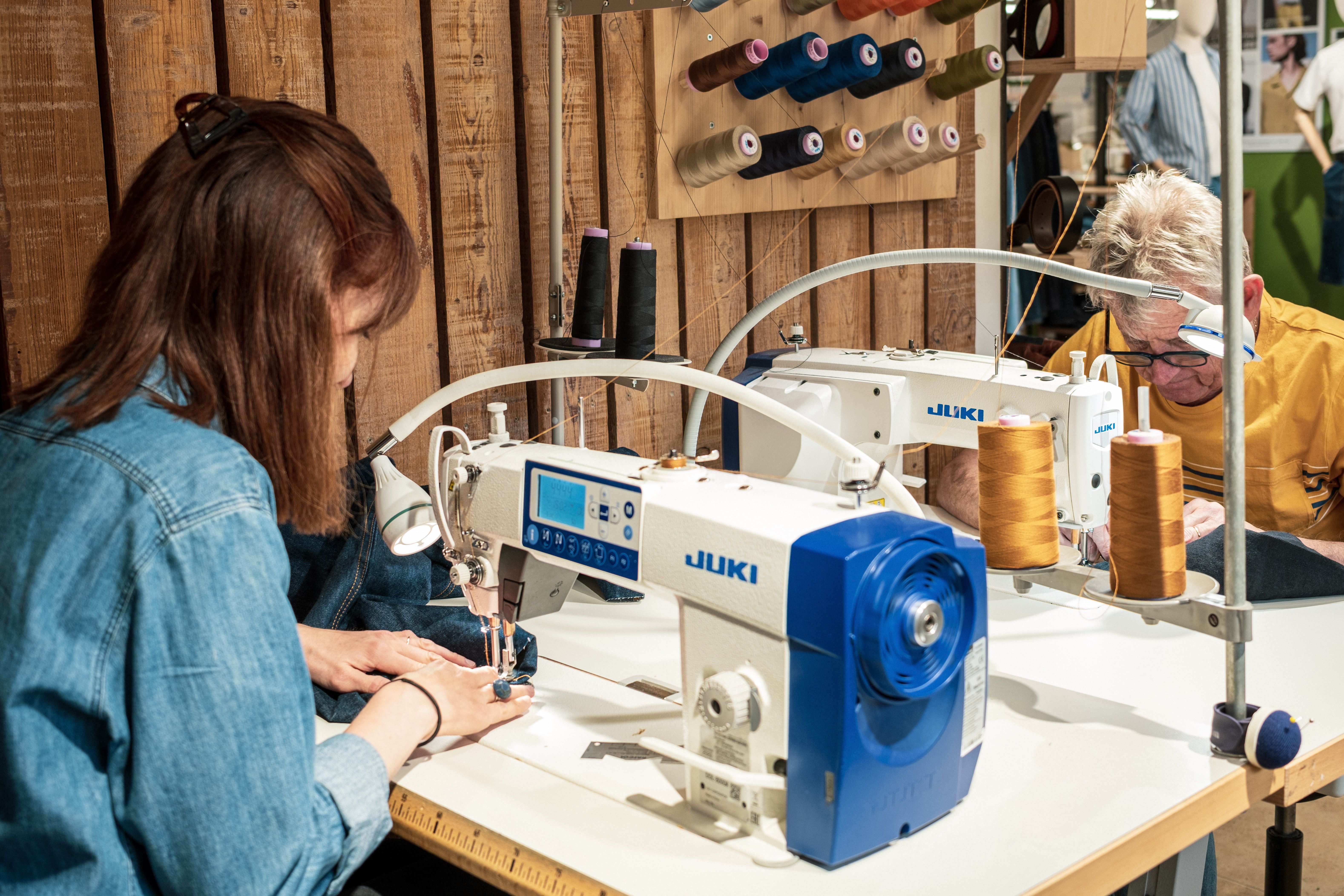 Couturiers travaillant sur la retouche de jeans dans l’atelier Atelier TUFFERY. | Atelier Tuffery