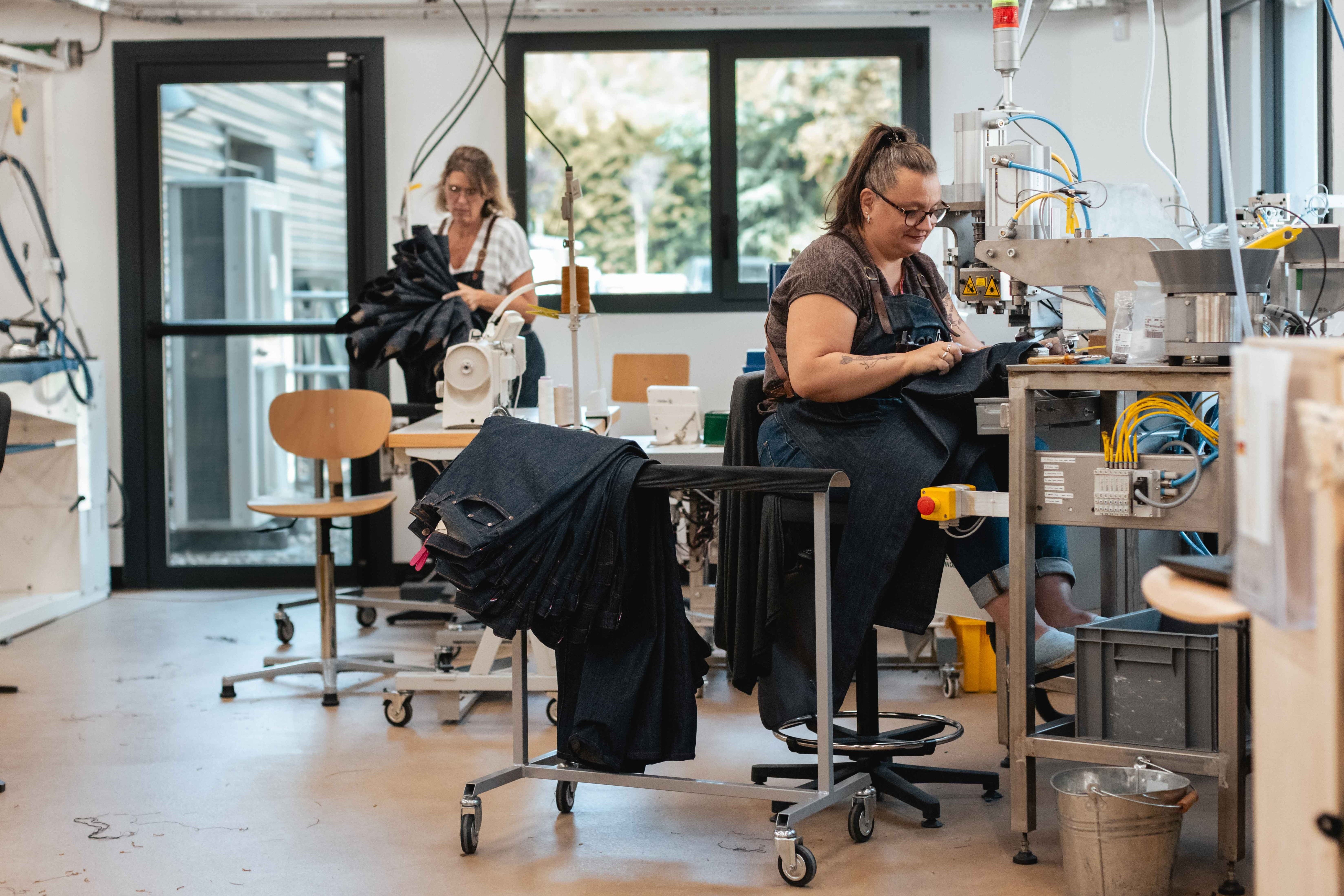 Couturières fabricant un jean Atelier TUFFERY dans l'atelier de Florac | Atelier Tuffery