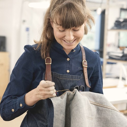 Couturière en train de repriser - Atelier Tuffery