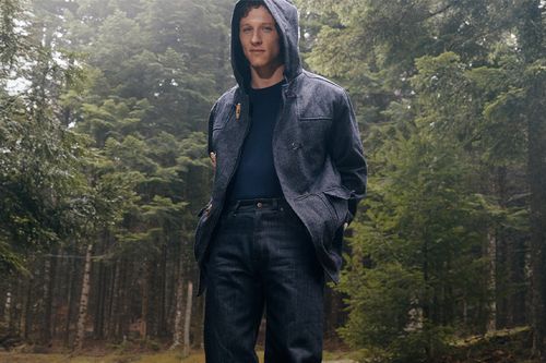 Veste à capuche Atelier Tuffery portée par un homme en forêt, style fonctionnel et intemporel - Atelier Tuffery