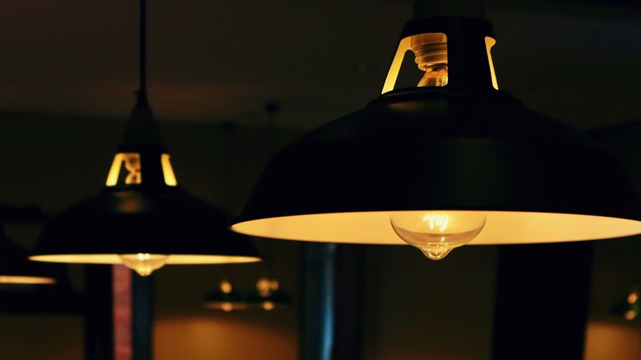 Hanglampen boven een tafel