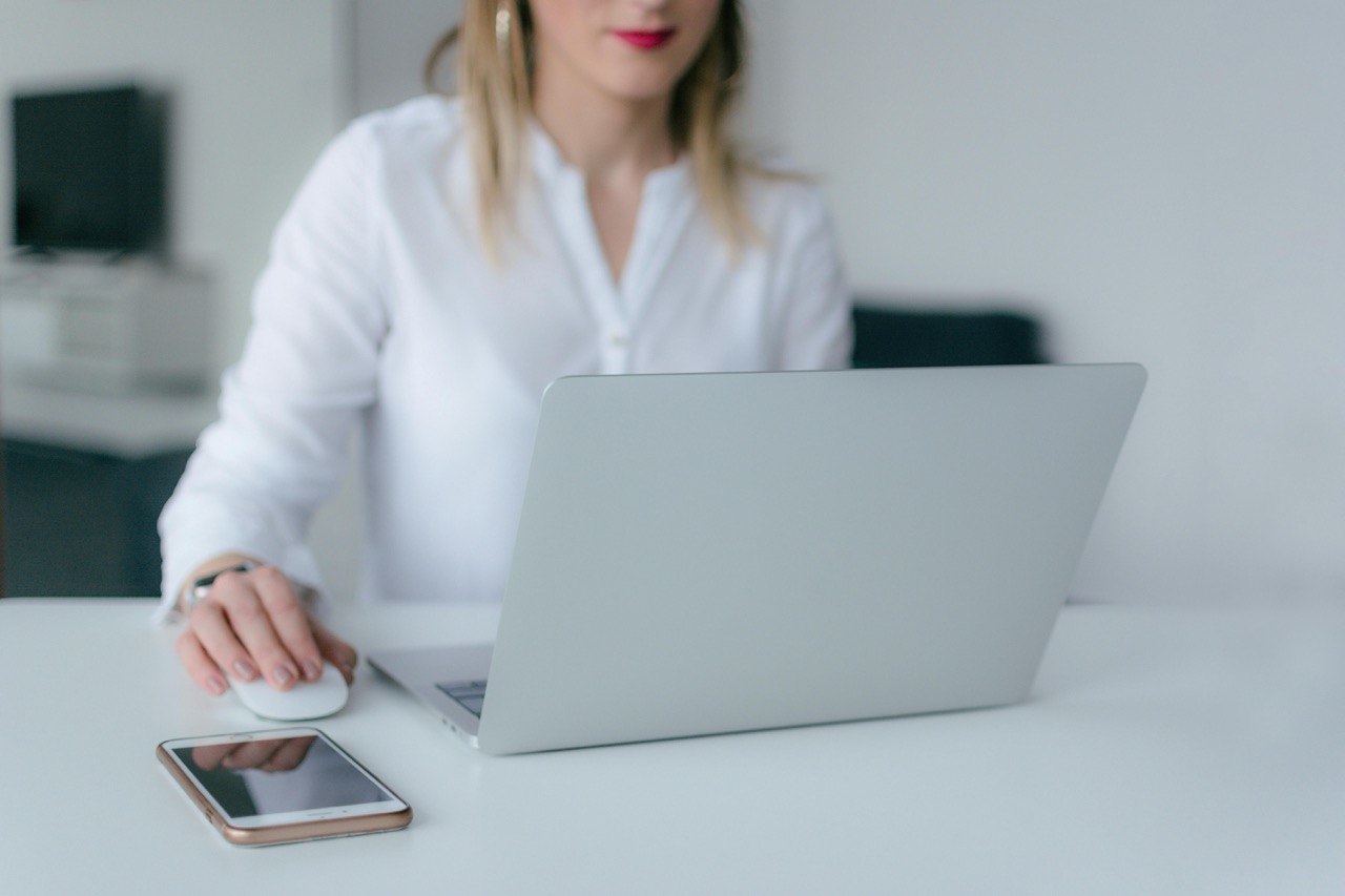vrouw sluit achter haar laptop een energie aanbieding af