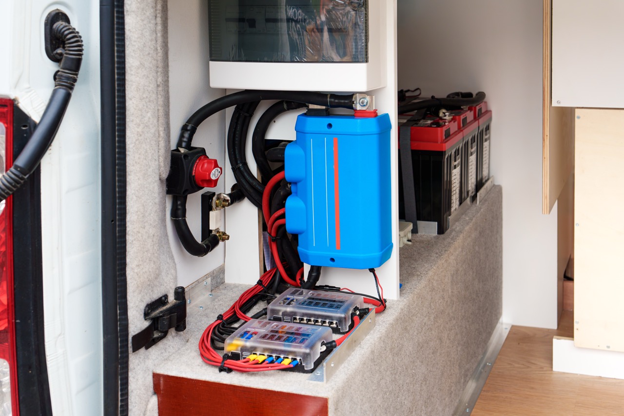 opstelling van thuisbatterijen gekoppeld aan dynamisch energiecontract