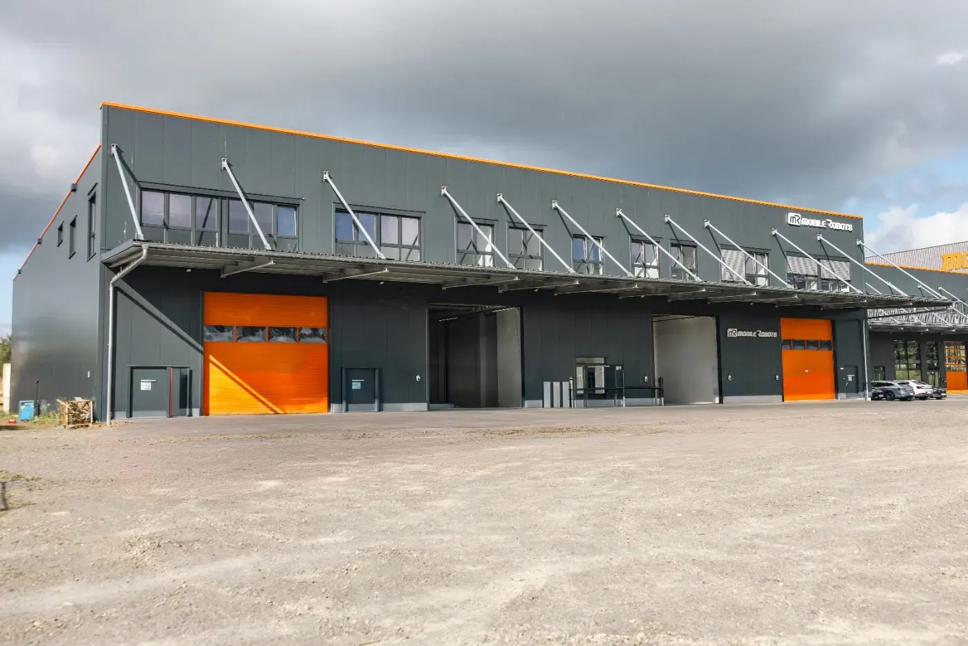 foto-halle-aussenansicht-web-mobile-robots