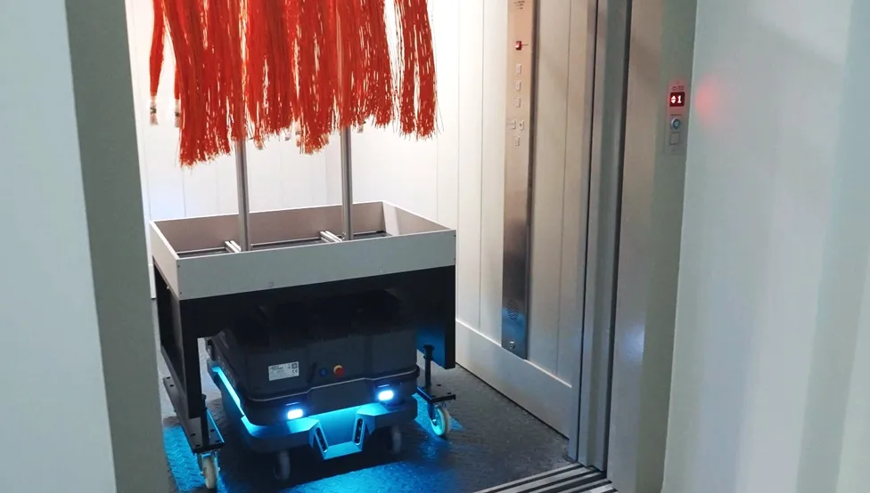 MiR at elevator Flexcon